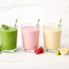 Trzy pyszne smoothie: zielone, różowe i żółte. Idealne na zdrowy początek dnia, pokazujące, jak zrobić smoothie.