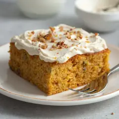 Szybkie i tanie ciasto marchewkowe z kremowym lukrem i orzechami. Idealne na deser!