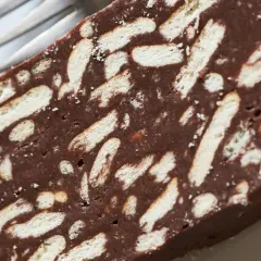 Kawałek czekoladowego ciasta z PRL, z kawałkami herbatników, przypomina smak dzieciństwa.