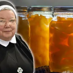 Zakonnica i słoiki z gruszkami w zalewie.