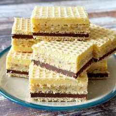 Stary przepis na wafle z kremem czekoladowym i orzechami. Pyszne, domowe ciasto.