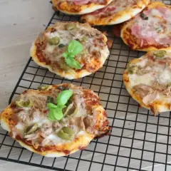 Mini pizze z tuńczykiem i oliwkami, idealne do nauki, jak piec pizze w piekarniku.