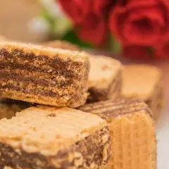 Słodkie, chrupiące wafle z kremem czekoladowym, idealne na deser. Ten pyszny andrut kusi smakiem.