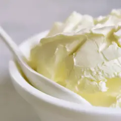 Kremowa masa w miseczce, idealna do deserów. Szukasz, czym zastąpić mascarpone? Oto inspiracja!