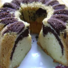 Szybka babka z majonezem i kakao, z charakterystycznym marmurkowym wzorem, gotowa do podania.