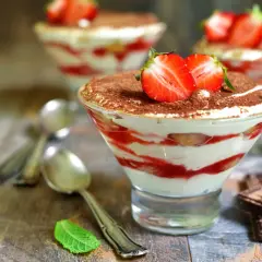 Pyszne tiramisu z truskawkami i mascarpone. Idealny deser, gdy zastanawiasz się, co zrobić z mascarpone.