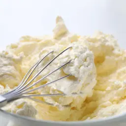 Ubita śmietana w misce, gotowa do dekoracji. Tak łatwo jest zrobić bitą śmietanę!