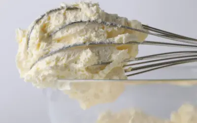 Puszysty, prosty krem z mascarpone bez śmietany, gotowy do użycia. Idealny do deserów.