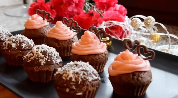 Jak udekorować muffinki czekoladowe: 10 kreatywnych pomysłów na dekoracje