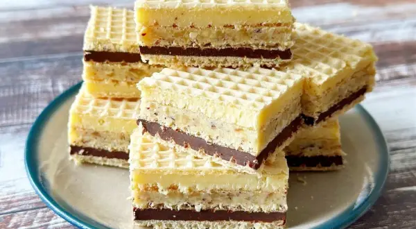Stary przepis na wafle z kremem czekoladowym i orzechami. Pyszne, domowe ciasto.