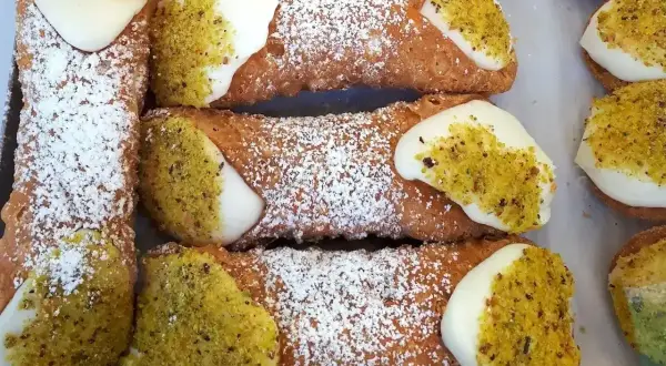 Pyszne cannoli, idealne na deser. Ten przepis na cannoli to strzał w dziesiątkę!