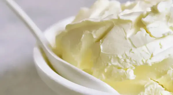 Kremowa masa w miseczce, idealna do deserów. Szukasz, czym zastąpić mascarpone? Oto inspiracja!