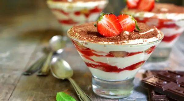 Pyszne tiramisu z truskawkami i mascarpone. Idealny deser, gdy zastanawiasz się, co zrobić z mascarpone.