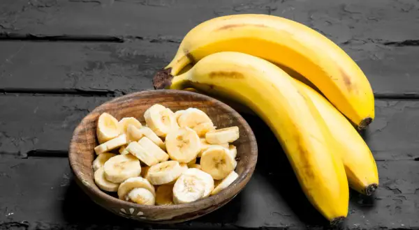 Pyszne banany w misce i całe obok. Idealne, by dowiedzieć się, co zrobić z bananów.