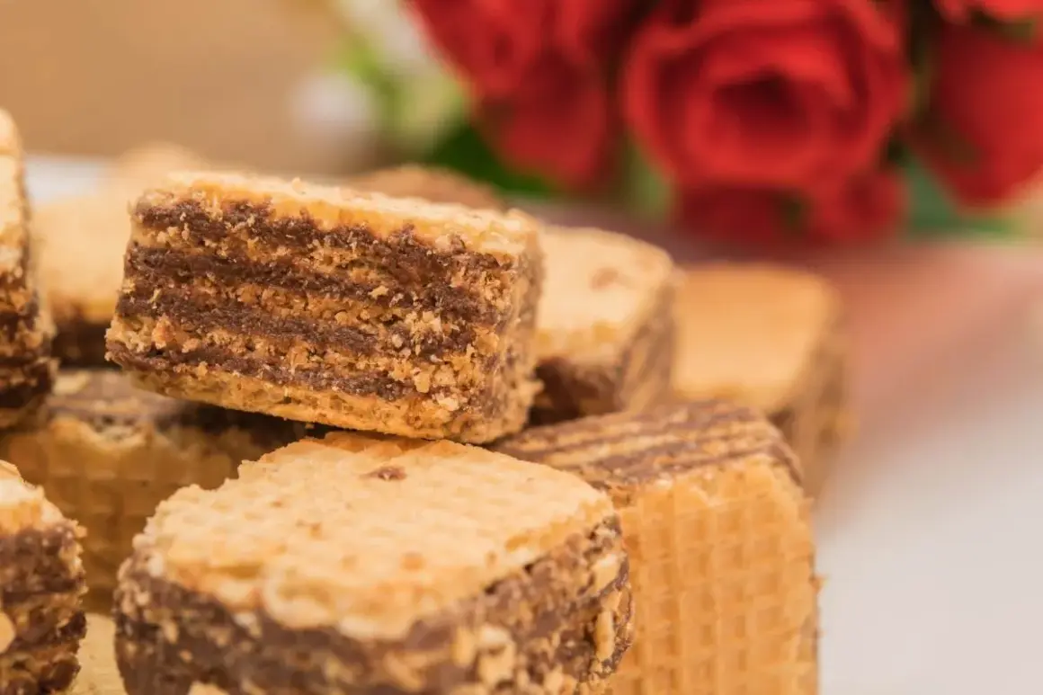 Słodkie, chrupiące wafle z kremem czekoladowym, idealne na deser. Ten pyszny andrut kusi smakiem.