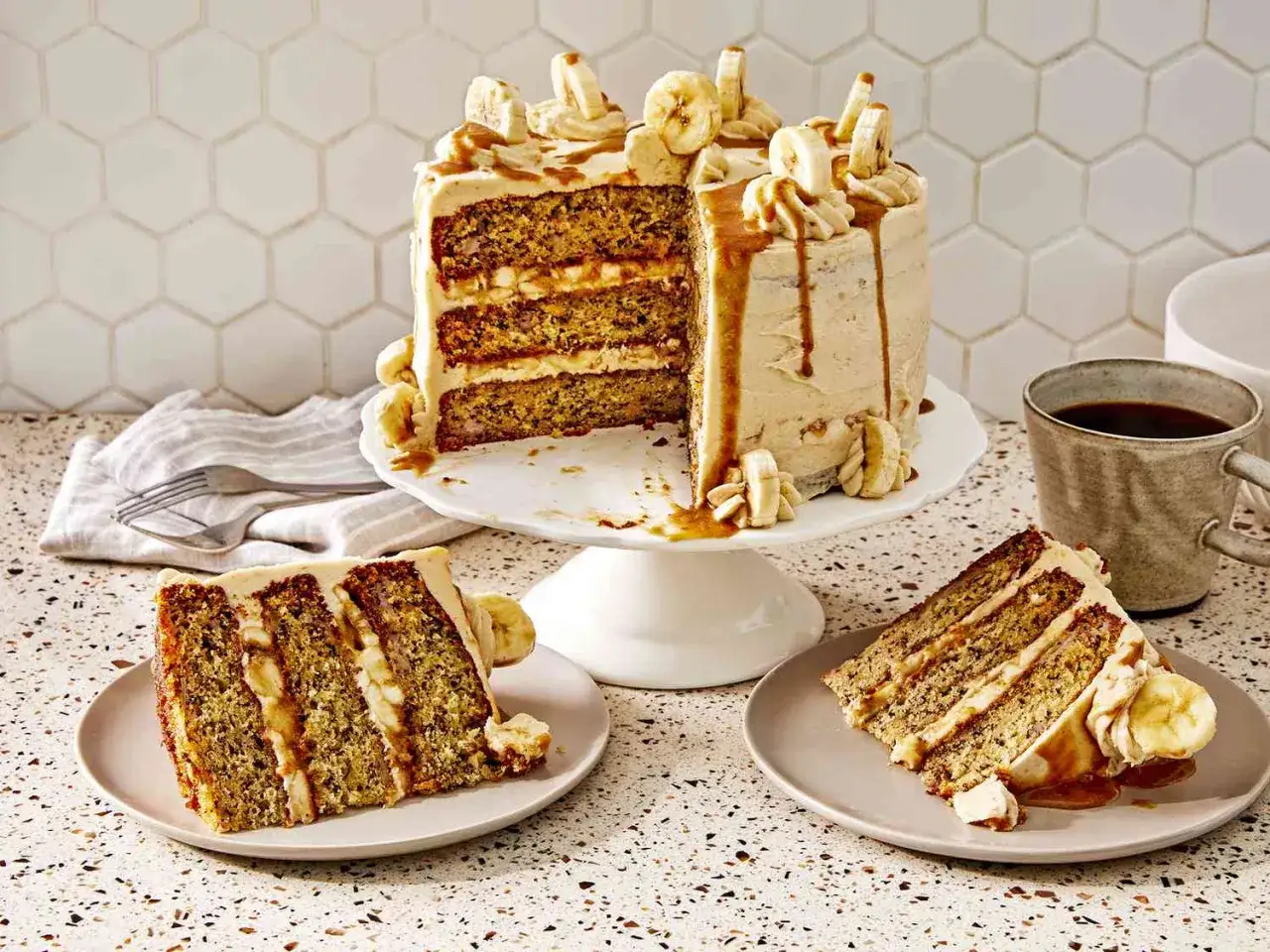 Pyszny tort bananowy z karmelem i kawałkami bananów. Idealny pomysł, co zrobić z bananów, gdy są przejrzałe.