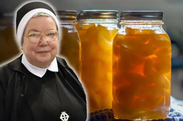 Zakonnica i słoiki z gruszkami w zalewie.