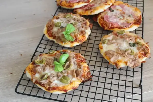 Mini pizze z tuńczykiem i oliwkami, idealne do nauki, jak piec pizze w piekarniku.
